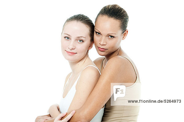 Zwei junge Frauen umarmen