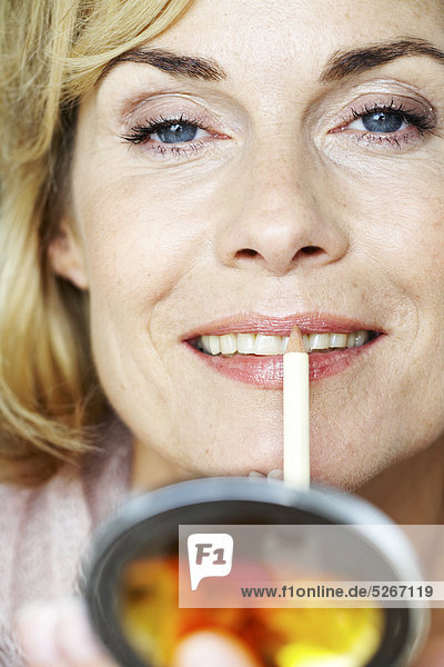 Reife Frau suchen in kompakte Anwendung Lip liner mund