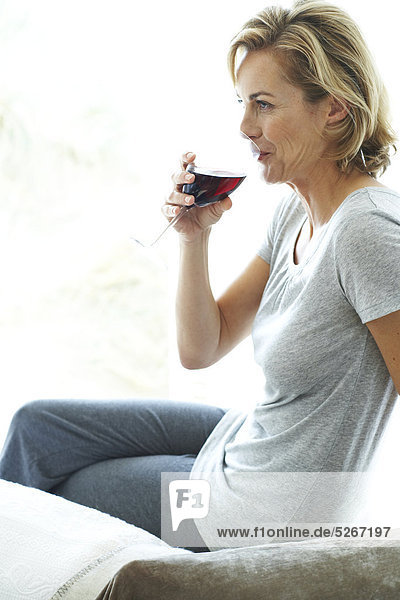 Glückliche Frau Glas Rotwein