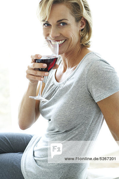 Glückliche Frau Glas Rotwein