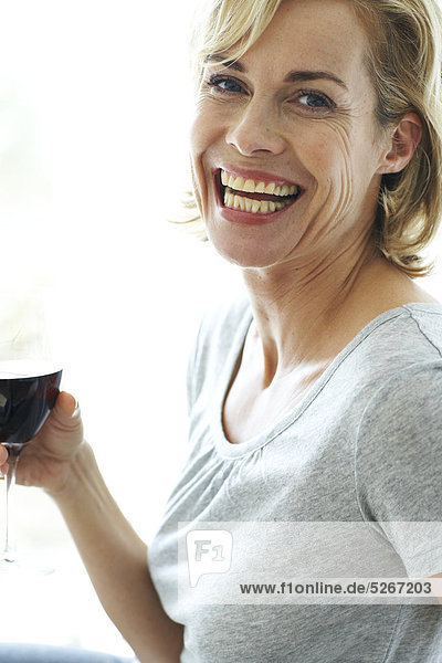Glückliche Frau Glas Rotwein