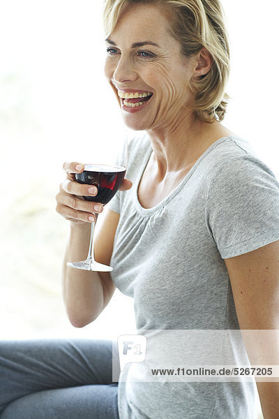 Glückliche Frau Glas Rotwein