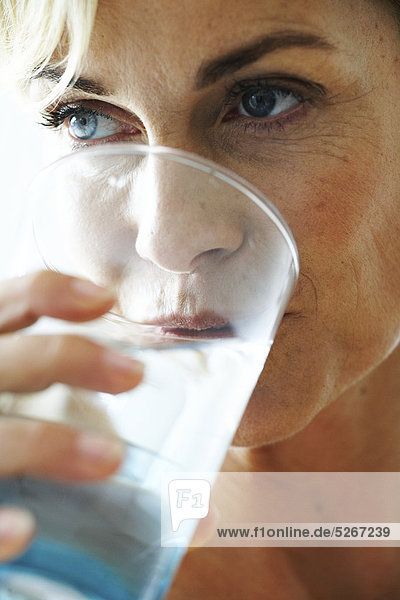 Close up of Reife Frau trinkt ein Glas Wasser