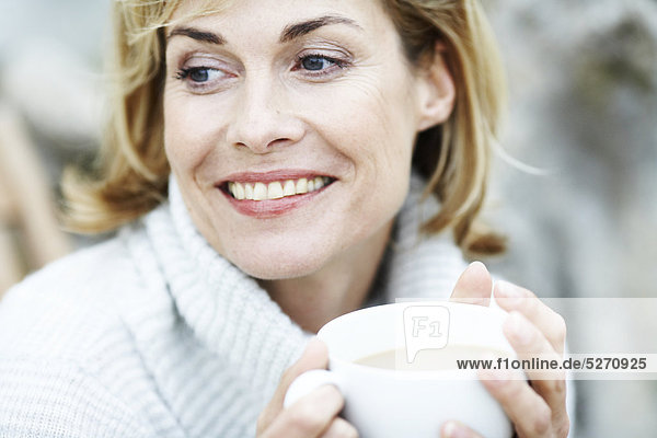 Frau Fröhlichkeit Landschaft reifer Erwachsene reife Erwachsene trinken Pullover Tee