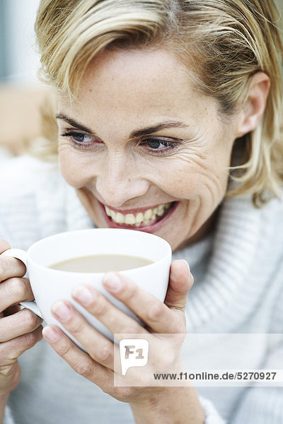 Portrait Frau Fröhlichkeit reifer Erwachsene reife Erwachsene trinken Pullover Tee