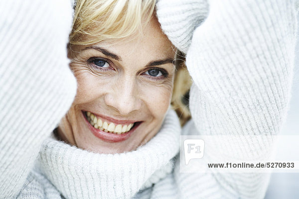 Frau Landschaft reifer Erwachsene reife Erwachsene Pullover