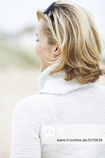 Portrait Frau Strand reifer Erwachsene reife Erwachsene Pullover