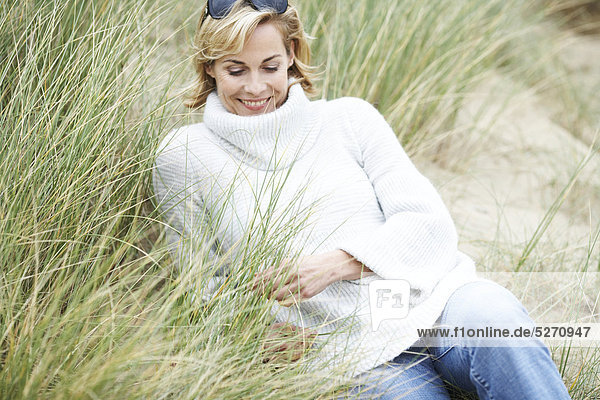 Frau Strand reifer Erwachsene reife Erwachsene Pullover