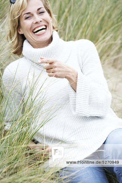 Frau Strand reifer Erwachsene reife Erwachsene Pullover