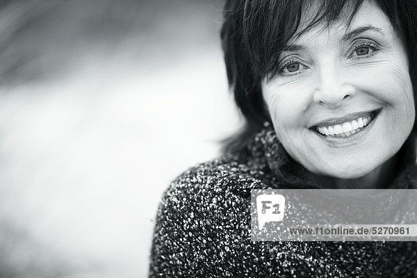 Frau Landschaft Pullover Sand reifer Erwachsene reife Erwachsene blau Düne