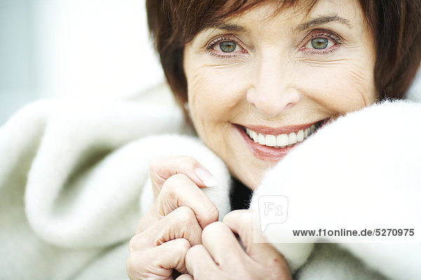 Landschaft Reife Dame in Fleece-Schal