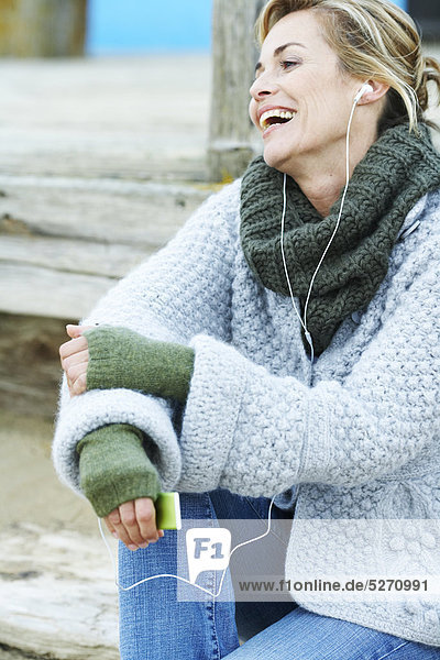 Außenaufnahme Frau zuhören reifer Erwachsene reife Erwachsene MP3-Player MP3 Spieler MP3 Player MP3-Spieler Ipod