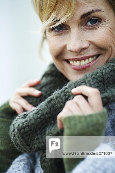 Frau Gemütlichkeit reifer Erwachsene reife Erwachsene Pullover