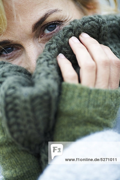 Frau Gemütlichkeit reifer Erwachsene reife Erwachsene Pullover