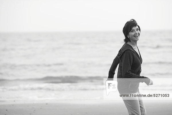 Ältere Dame running on beach
