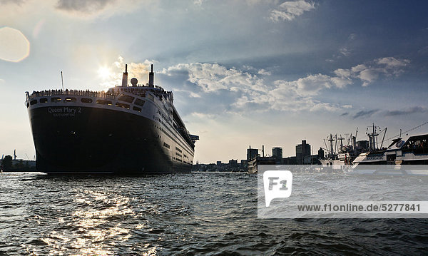 Kreuzfahrtschiff Queen Mary 2 läuft aus dem Hamburger Hafen aus  Hamburg  Deutschland  Europa