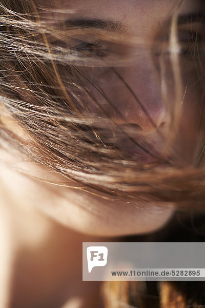 Close up of Mädchen mit Haar weht über Gesicht