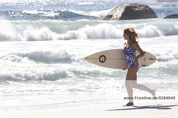 Landschaft frisch konfrontiert Frau am Strand mit surfboard