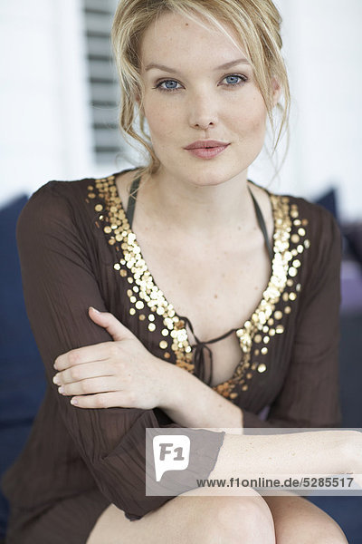 Natural Woman außerhalb der tragenden eine braune Kaftan mit gold Pailletten