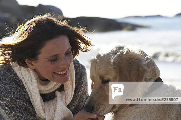 Landschaft der schöne Dame mit Hund am Strand spielen