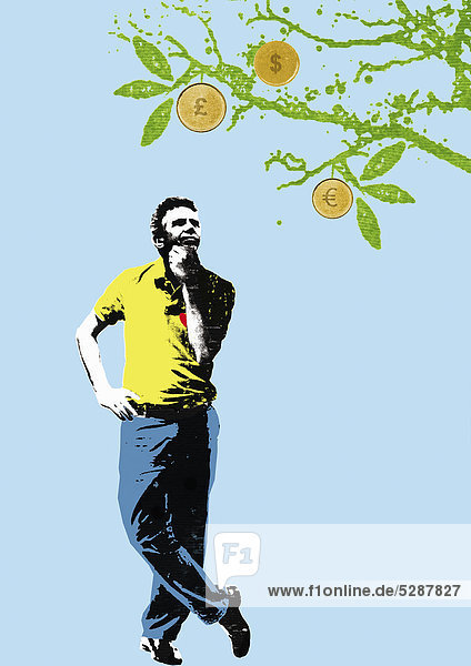Mann betrachtet Geldmünzen auf einem Obstbaum