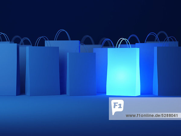 Leuchtende Einkaufstasche zwischen blauen Einkaufstaschen