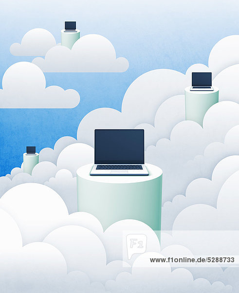 Laptops auf Podesten in den Wolken