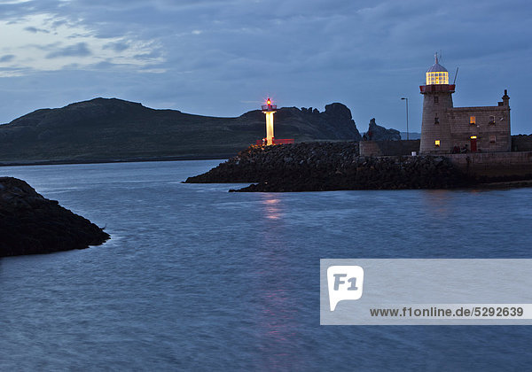 Irland  Leuchtturm an einer Bucht  abends