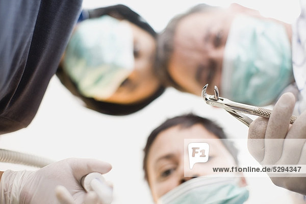 Patientin  über  beobachten  Werkzeug  Zahnarzt