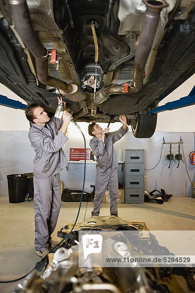 Garage  Auto  arbeiten  Mechaniker
