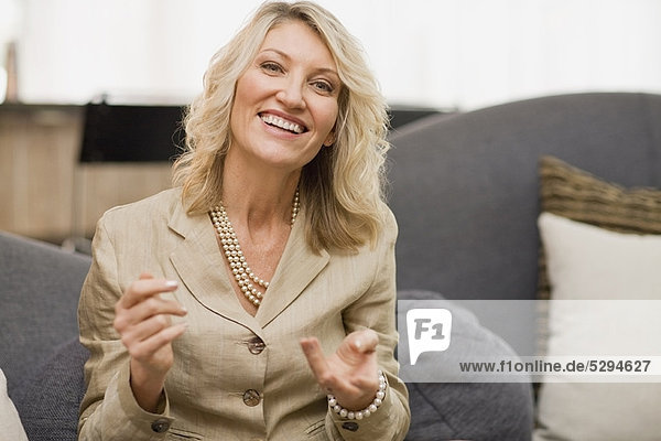 Geschäftsfrau  sprechen  lächeln  Couch
