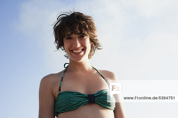 Lächelnde Frau im Bikini im Freien
