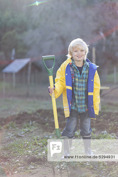 Junge - Person  halten  Garten  Mistgabel