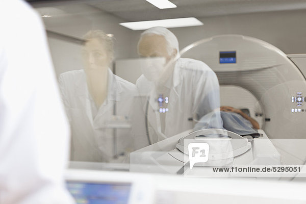 Ärzte  die CT-Scanner im Krankenhaus betreiben