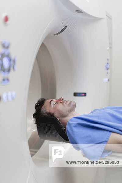 Patientenlagerung im CT-Scanner im Krankenhaus