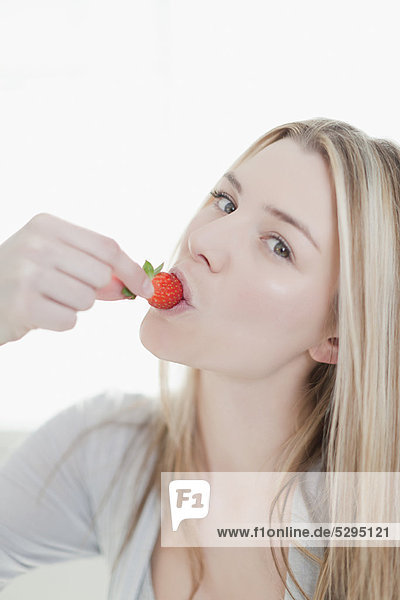 Frau  lächeln  Erdbeere  essen  essend  isst