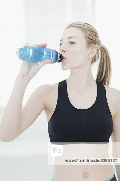 Wasser  Fitnesstraining  Frau  trinken
