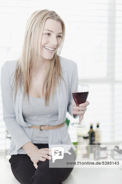 Frau  Glas  lächeln  Wein