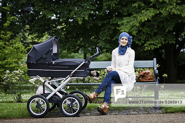 Frau Kopftuch Kinderwagen