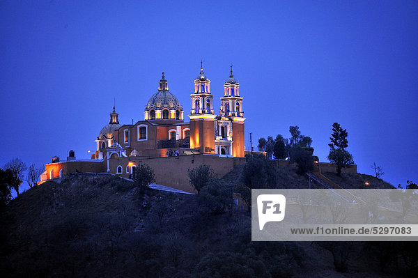 Kirche Iglesia Nuestra Senora de los Remedios auf den Ruinen der prehispanischen Pyramide von Cholula bei Nacht, San Pedro Cholula, Puebla, Mexiko, Lateinamerika, Nordamerika