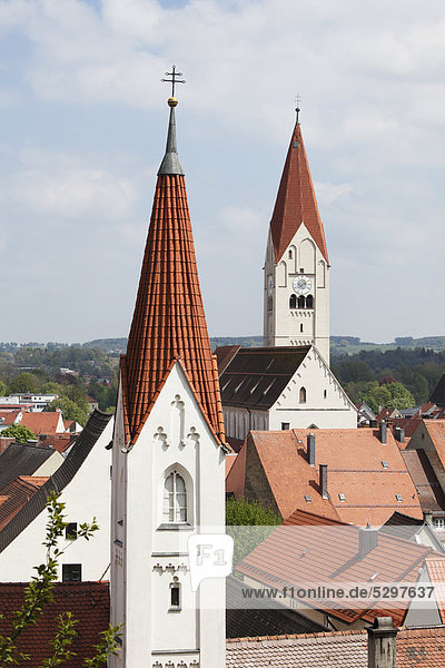 Klosterkirche und Stadtpfarrkirche St. Martin hinten  Kaufbeuren  Ostallg‰u  Allg‰u  Schwaben  Bayern  Deutschland