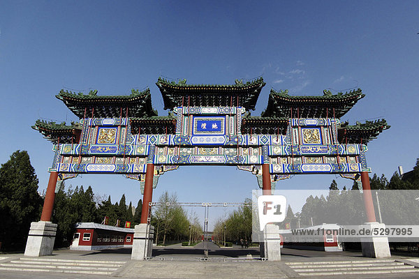 Ein Pailou oder Paifang  traditioneller Torbogen  Beijing  China  Asien