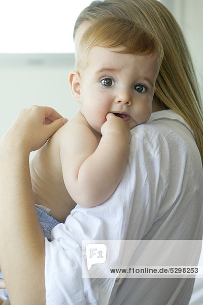 Baby ruht Kopf auf der Schulter der Mutter  Porträt