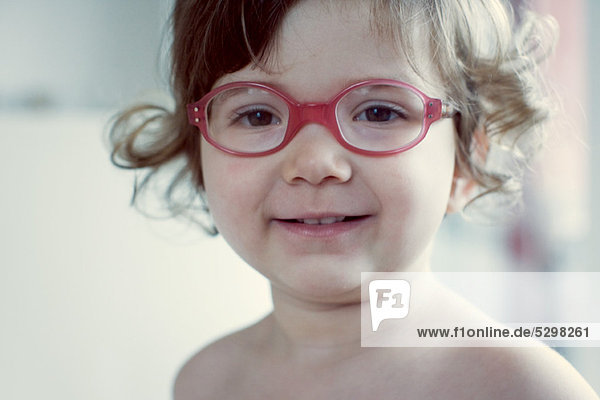 Kleines Mädchen mit Brille