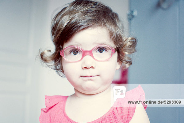 Kleines Mädchen mit Brille  Portrait