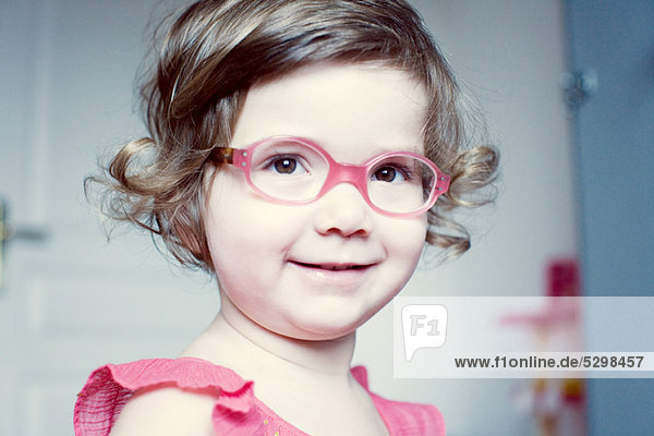 Kleines Mädchen mit Brille lächelnd  Portrait
