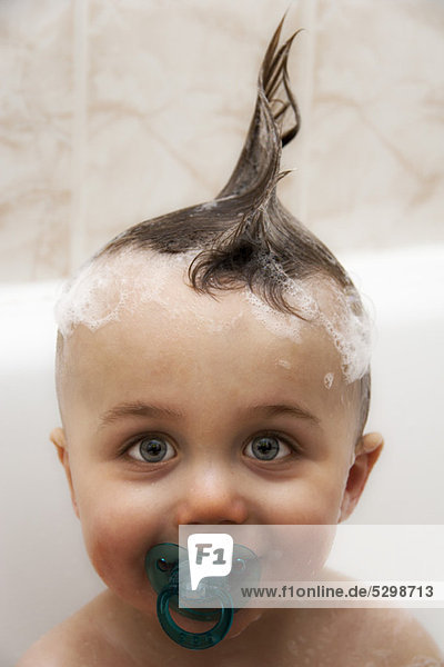 Kleiner Junge im Bad mit nassen Haaren im Irokesenschnitt  Portrait