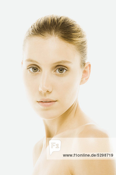 Junge Frau mit nackten Schultern  Portrait