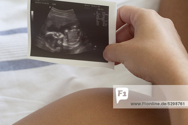 Schwangere Frau mit Ultraschall  abgeschnitten