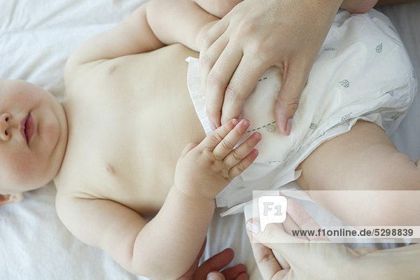 Säuglingswindel wechseln  beschnitten